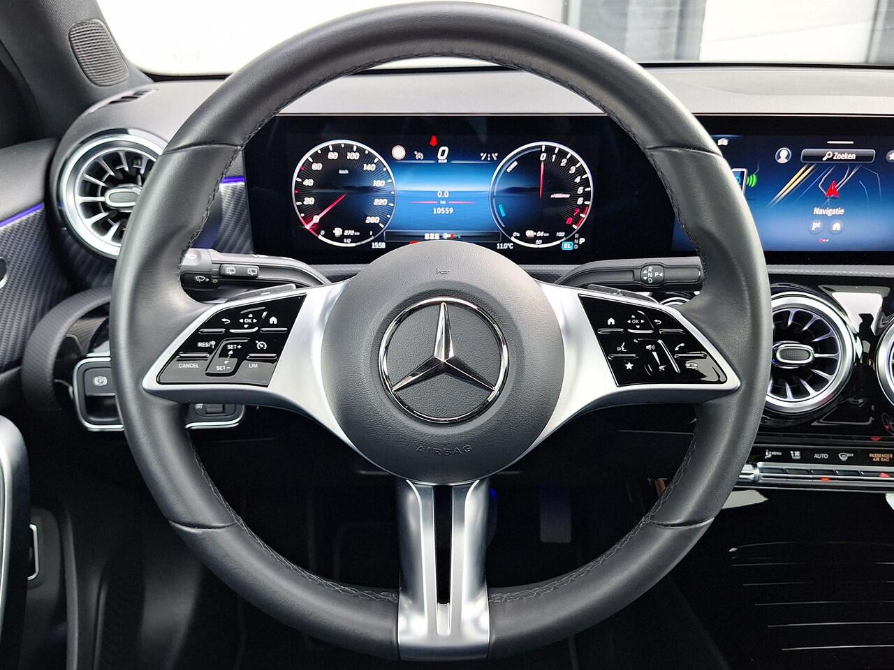 Mercedes-Benz A-KLASSE 250 e | Panoramadak | Night Pakket | MULTIBEAM LED Koplampen | Apple CarPlay | Android Auto | Sfeerverlichting | Dodehoekassistentie | Stoelverwarming | Achteruitrijcamera | Elektrisch Inklapbare Buitenspiegels