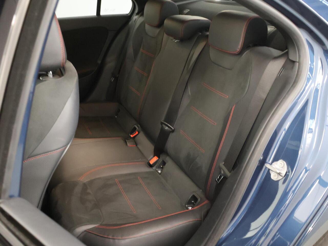 Mercedes-Benz A-KLASSE 180 AMG Night | Panoramadak | Stoelverwarming | Widescreen | Apple Carplay | Augmented Reality