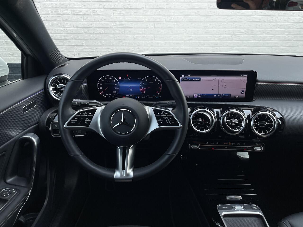 Mercedes-Benz A-KLASSE 180 Luxury Line | Facelift | Pano | Ambiente | Camera | CarPlay | LED | Keyless | DAB+