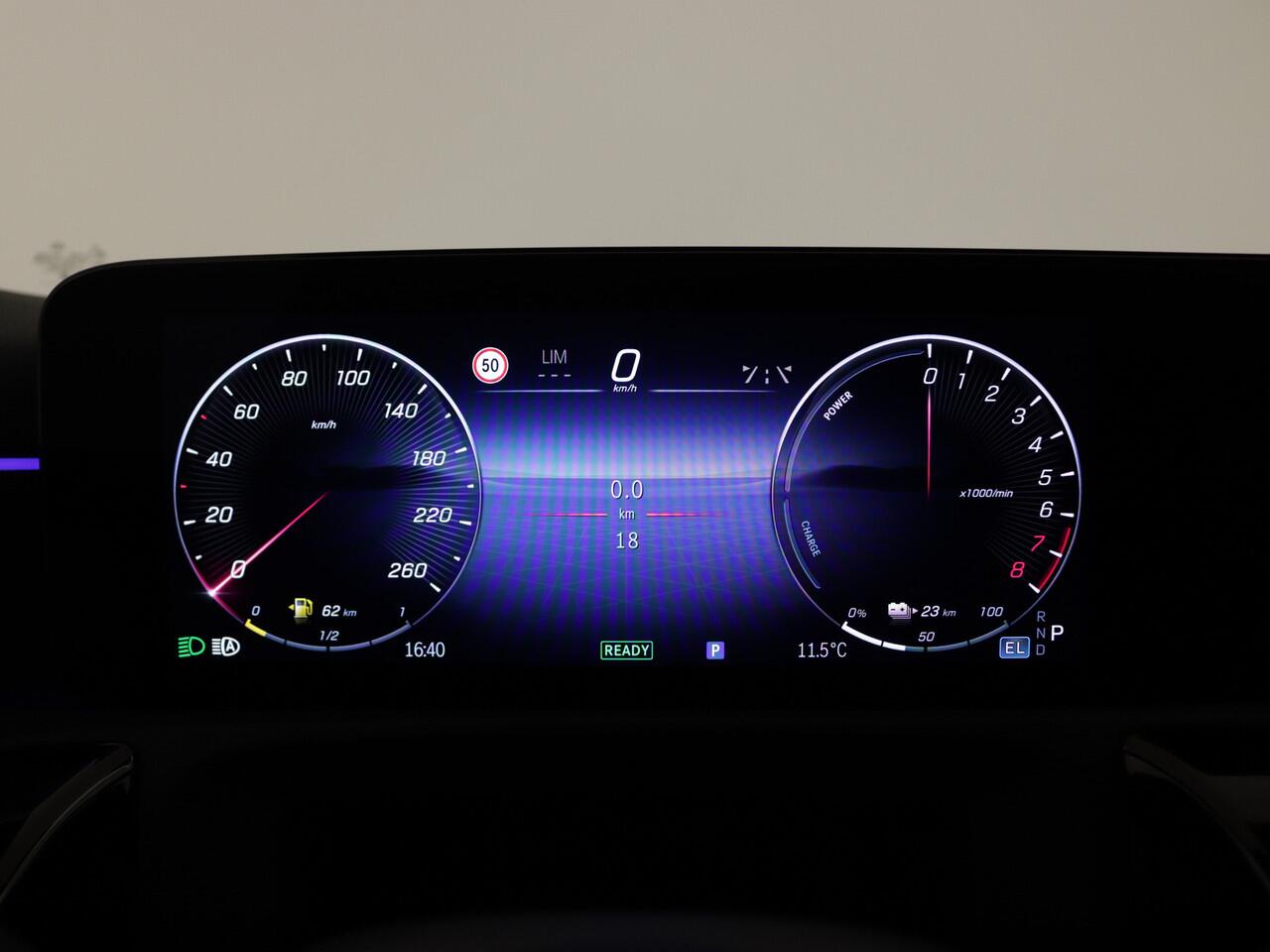 Mercedes-Benz A-KLASSE 250 e AMG Line | Nightpakket | Premium Pack | Distronic | KEYLESS GO | Dodehoekassistent | Sfeerverlichting | Verwarmde stoelen vooraan | Achteruitrijcamera | 19 inch AMG velgen |