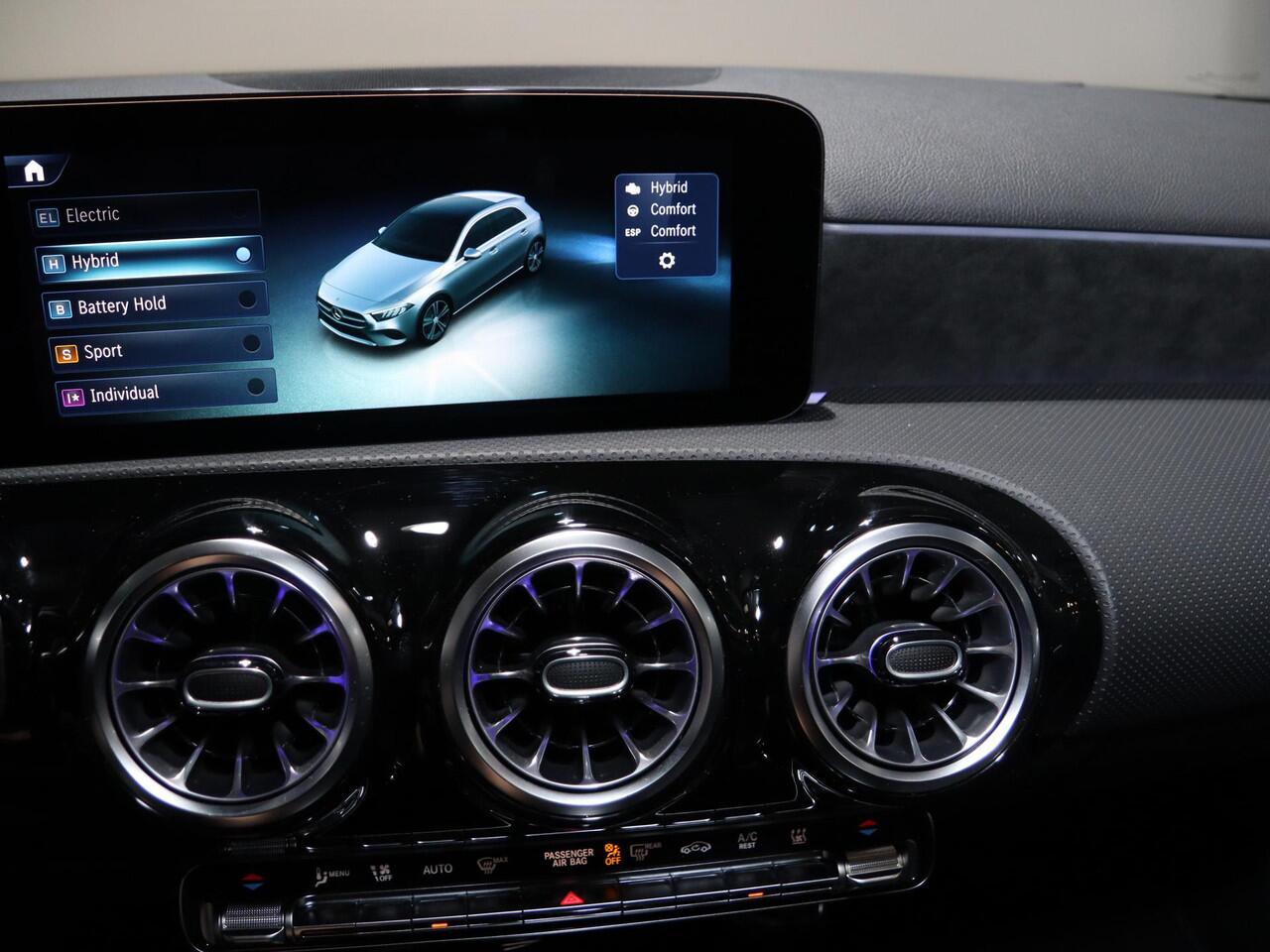 Mercedes-Benz A-KLASSE 250e Business Solution AMG | Panoramaschuifdak | Stoelverwarming | Achteruitrijcamera | MULTIBEAM LED |