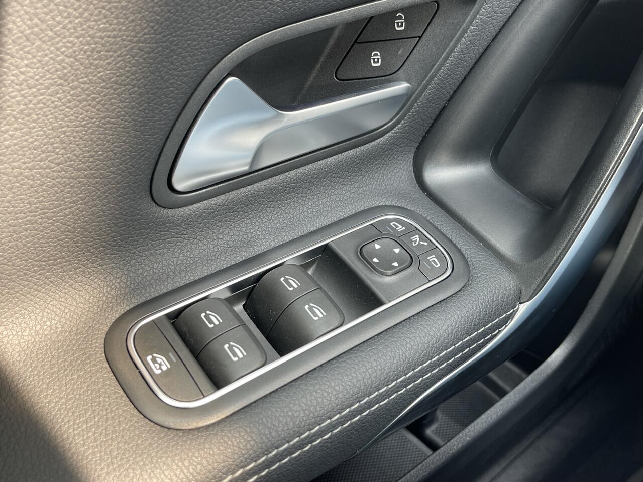 Mercedes-Benz A-KLASSE 180 Luxury Line | Facelift | Pano | Ambiente | Camera | CarPlay | LED | Keyless | DAB+