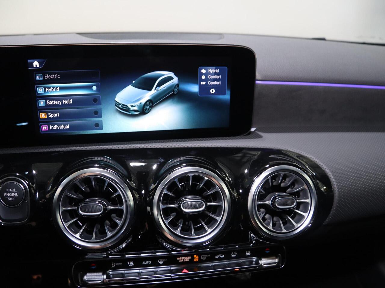 Mercedes-Benz A-KLASSE 250e Business Solution AMG | Panoramaschuifdak | Premium Plus | 19"AMG-velgen | Head-up display | Dodehoekassistent |