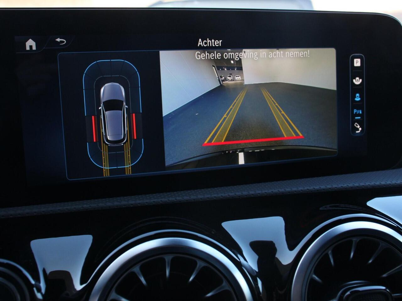 Mercedes-Benz A-KLASSE 200 Automaat AMG Line | Navigatie | Climate control | Camera | Parkeer sensoren | Half Lederen Bekleding | Led | Cruise Control adaptive | LM Velgen | Dab | Led