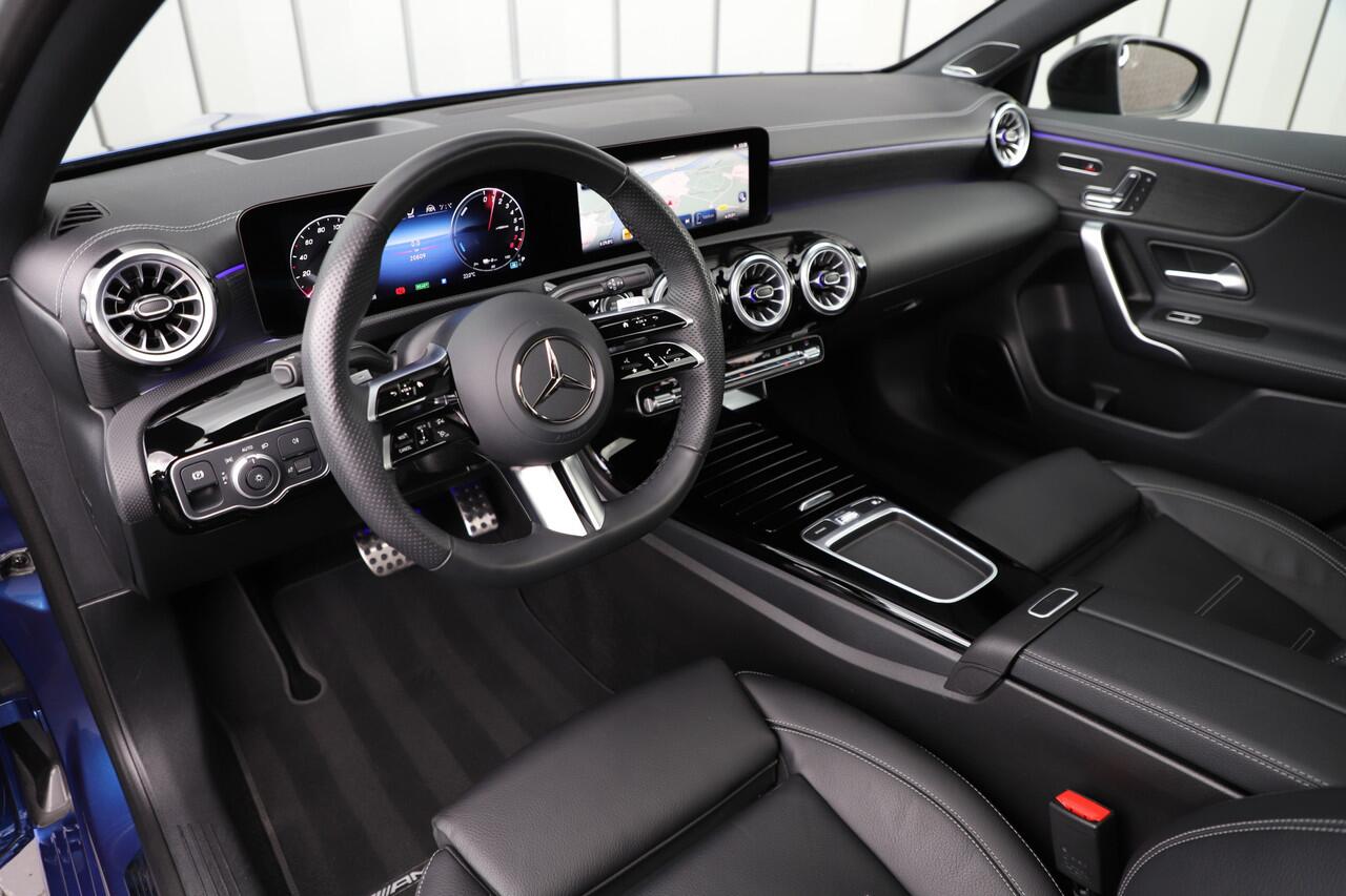 Mercedes-Benz A-KLASSE 250e AMG Aut8 | 218PK | Pano | Head-up | Burmester | Memory | Sfeerverlichting | Multibeam | ACC | Stuurwielverwarming | Trekhaak | 2024.