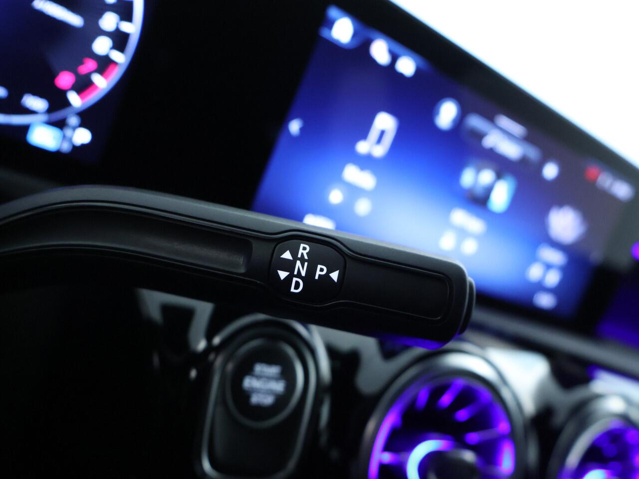 Mercedes-Benz A-KLASSE 250 e Plug-In Hybride AMG Sportpakket | Sfeerverlichting | Keyless Go | Parkeerpakket met Camera | CarPlay | Inclusief 24 maanden Mercedes-Benz Certified garantie voor Europa.