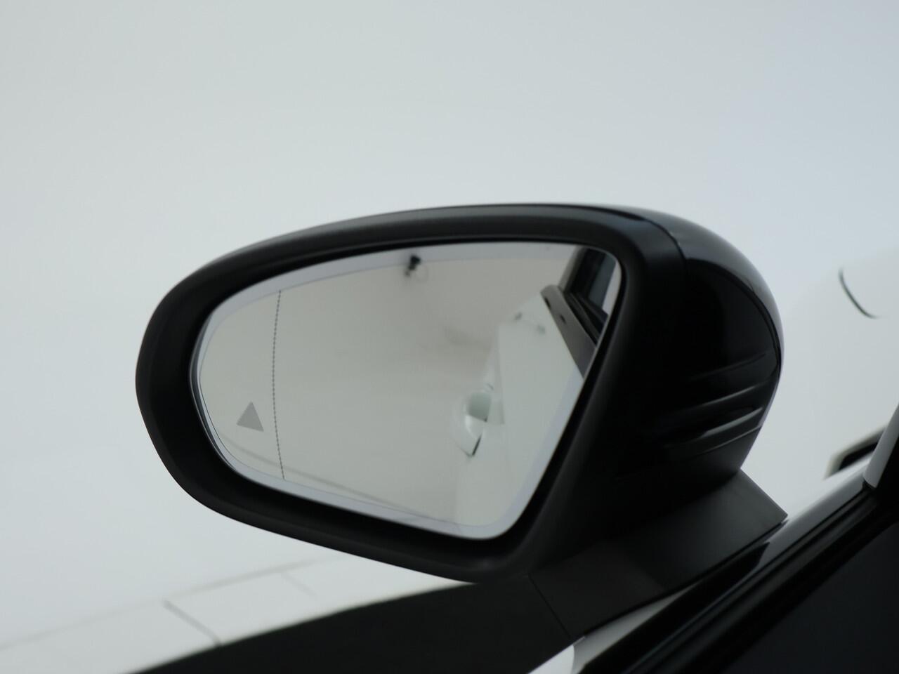 Mercedes-Benz A-KLASSE 250 e Sedan AMG Plug-In Hybride AMG Line | NIght Pakket | Trekhaak | Sfeerverlichting. Inclusief 24 maanden MB Certified garantie voor Europa.