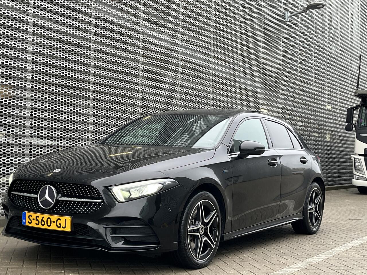 Mercedes-Benz A-KLASSE 250 e AMG Line / Pano / Navigatie / App connect / Camera / Parkeersensoren V+A / Stoelverwarming /