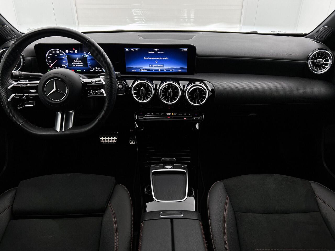 Mercedes-Benz A-KLASSE 250 e AMG Plug-In Hybride Trekhaak | AMG Line | Night Pakket | Alarm Klasse 3 | Dodehoekassistent | Distronic | Apple CarPlay | Sfeerverlichting. Inclusief 24 maanden Mercedes-Benz Certified garantie voor Europa.