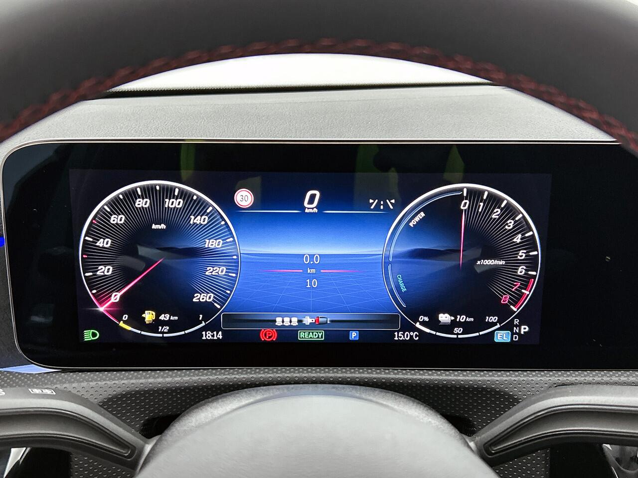 Mercedes-Benz A-KLASSE 250 e Business Solution AMG | Nightpakket | Smartphone integratie | Panoramaschuifdak | Multibeam LED | Stoelverwarming voor | Parkeerpakket met achteruitrijcamera | KEYLESS GO |