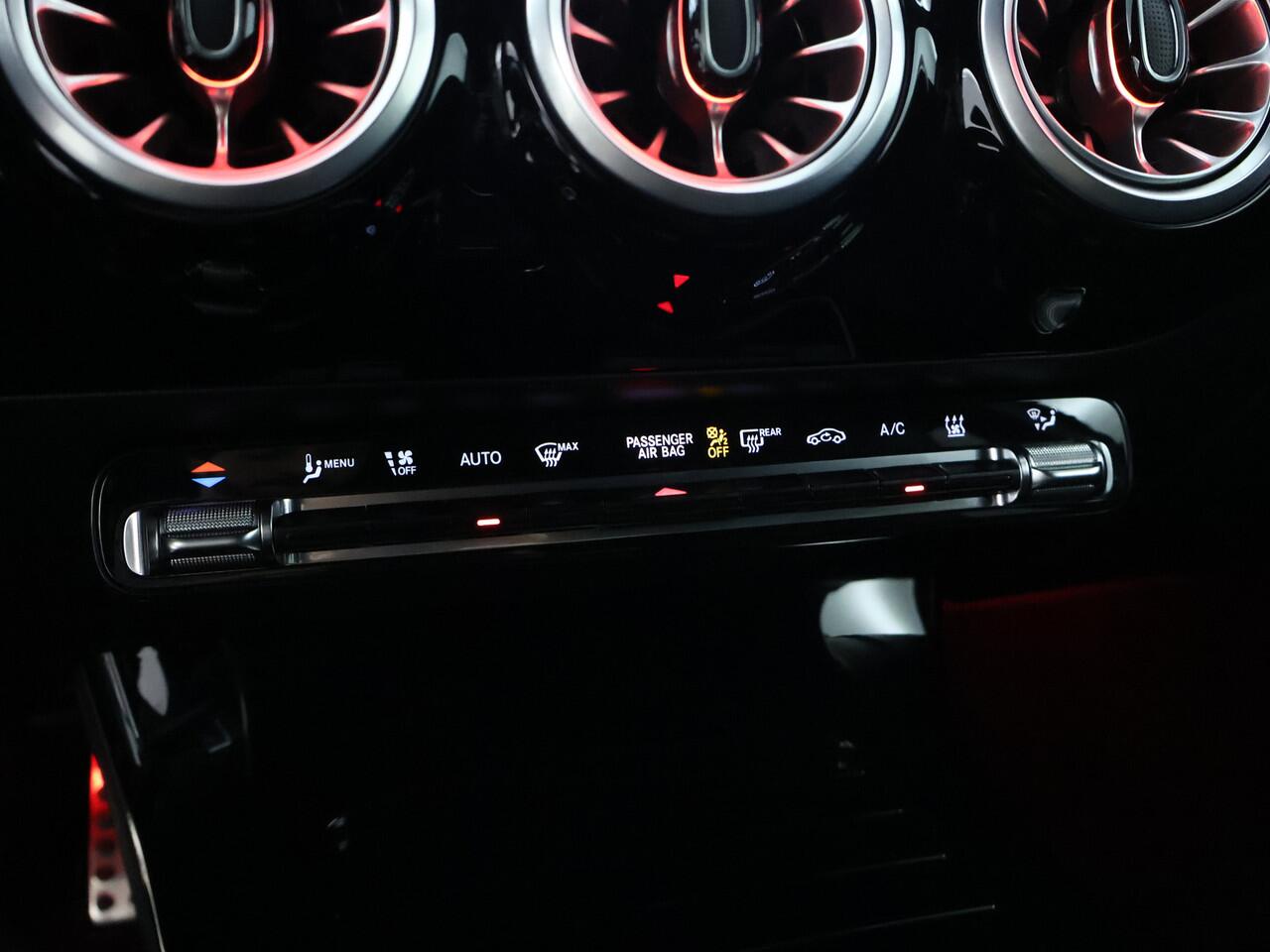 Mercedes-Benz A-KLASSE 250 e AMG plug-In Hybride | AMG Line Advanced Plus | Night Pakket | 11kW Laden | Stuur en Stoelverwarming | Inclusief 24 maanden MB Certified garantie voor Europa.