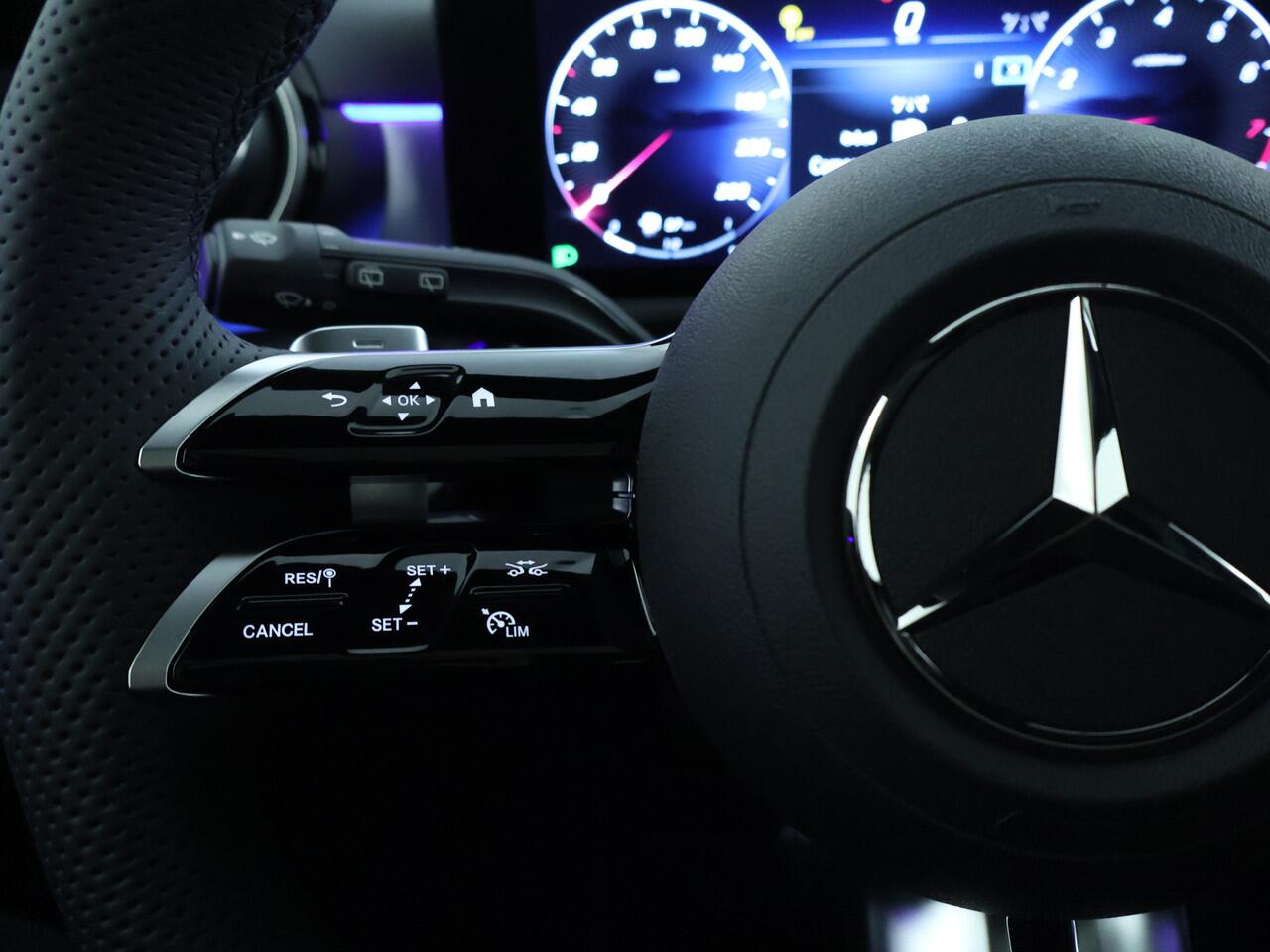 Mercedes-Benz A-KLASSE 180 Business Solution AMG | Nightpakket | Parkeerpakket met 360°-camera | Premium Plus pakket | Dodehoekassistent | Head-up display | Extra USB-poorten | Verwarmde stoelen vooraan | Spiegelpakket |