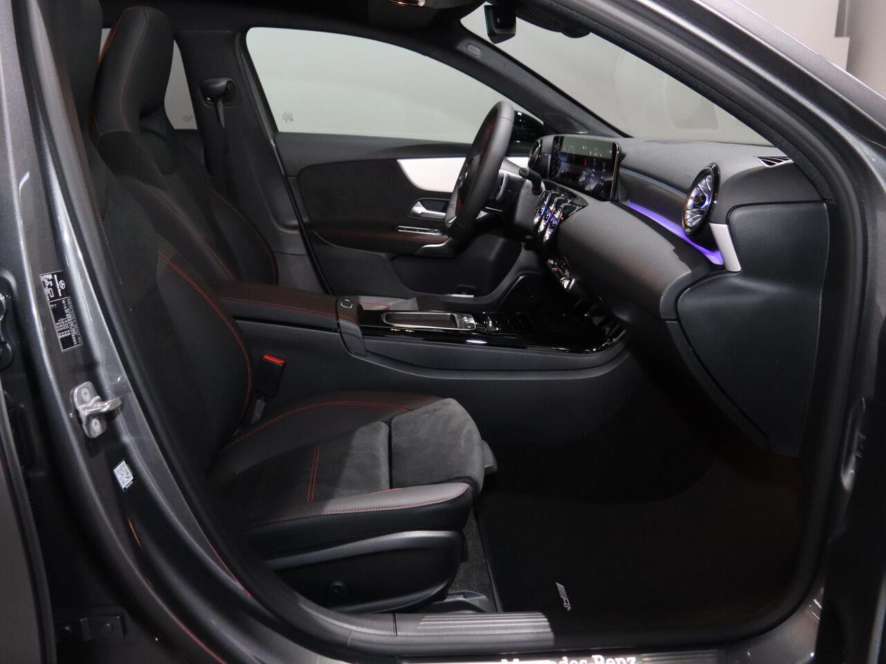 Mercedes-Benz A-KLASSE 180 Business Solution AMG | Panoramaschuifdak | Premium plus | Head-Up | Stoelverwarming | Achteruitrijcamera | MULTIBEAM LED |