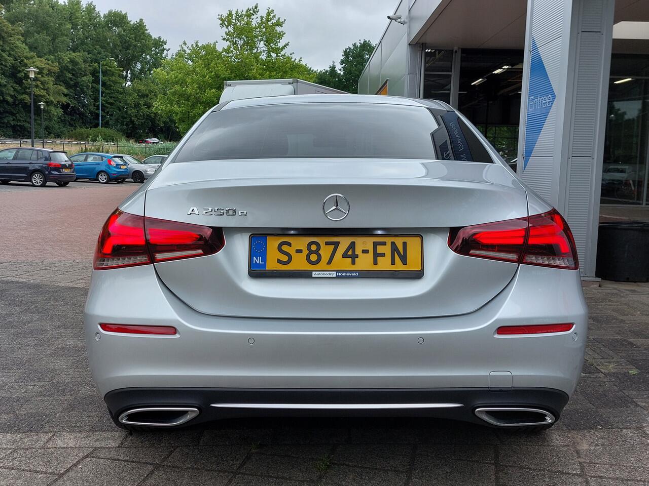 Mercedes-Benz A-KLASSE 250e Plug-In Hybrid Luxury Line | Origineel NL | Navi | Apple Carplay+Android Auto | Clima | Cruise | Stoelverwarming | Pdc V+A+Assist+Camera | Privacy Glass | 17''lm