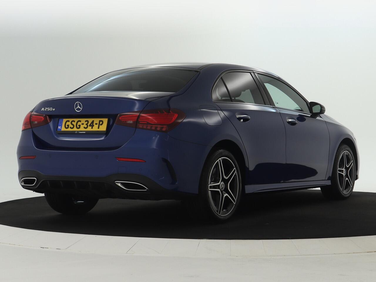 Mercedes-Benz A-KLASSE 250 e AMG NIghtpakket | Distronic | Keyless Go | Dode Hoek Ass | Sfeerverlichting | Alarm | Parkeerpakket met Camera | Inclusief 24 maanden Mercedes-Benz Certified garantie voor Europa.