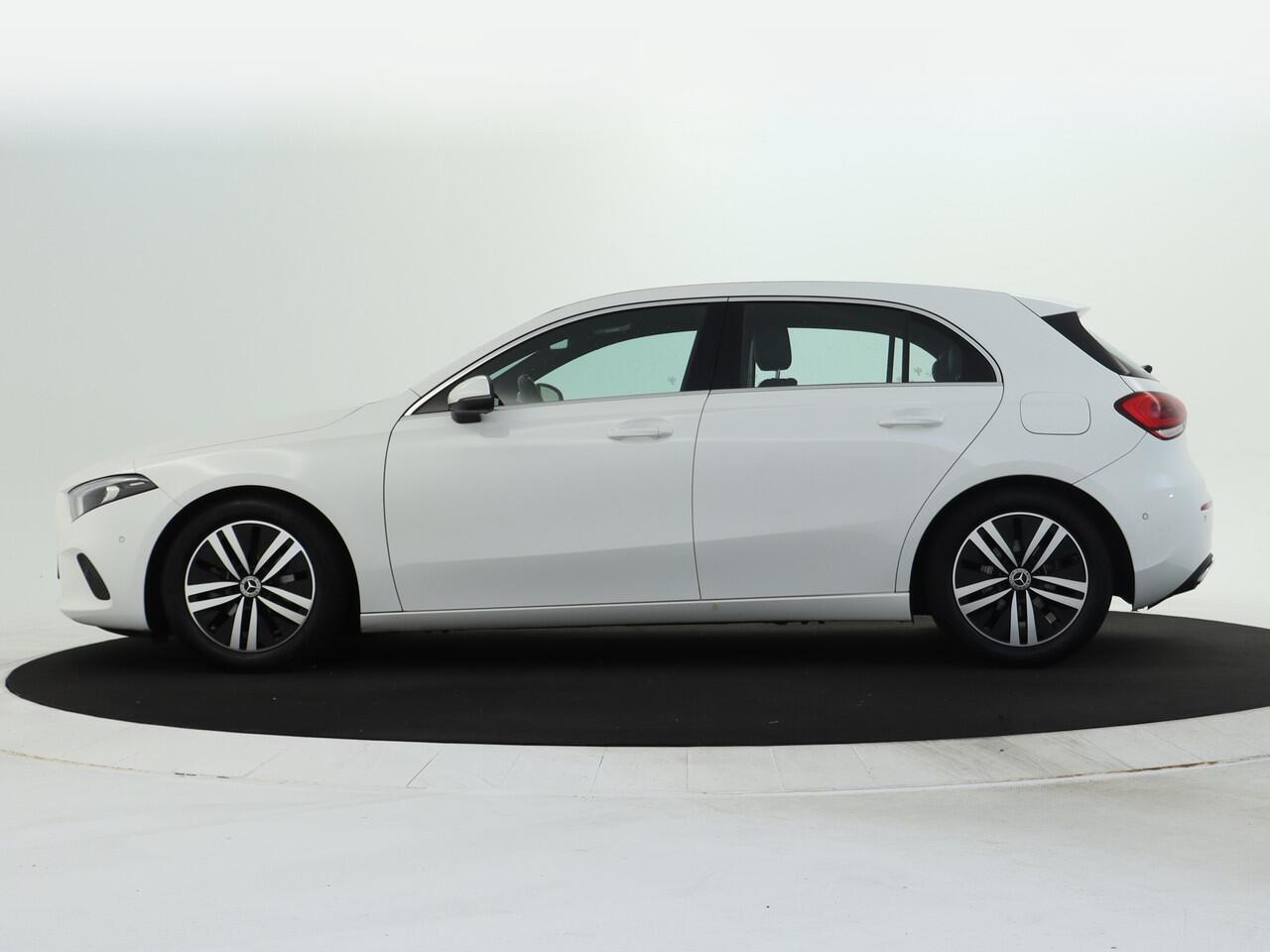 Mercedes-Benz A-KLASSE 180 Business Solution Luxury | Sfeerverlichting | Achteruitrijcamera | Led koplampen | Stoelverwarming | MBUX Augmented reality voor navigatie. Inclusief 24 maanden MB Certified garantie voor Europa.