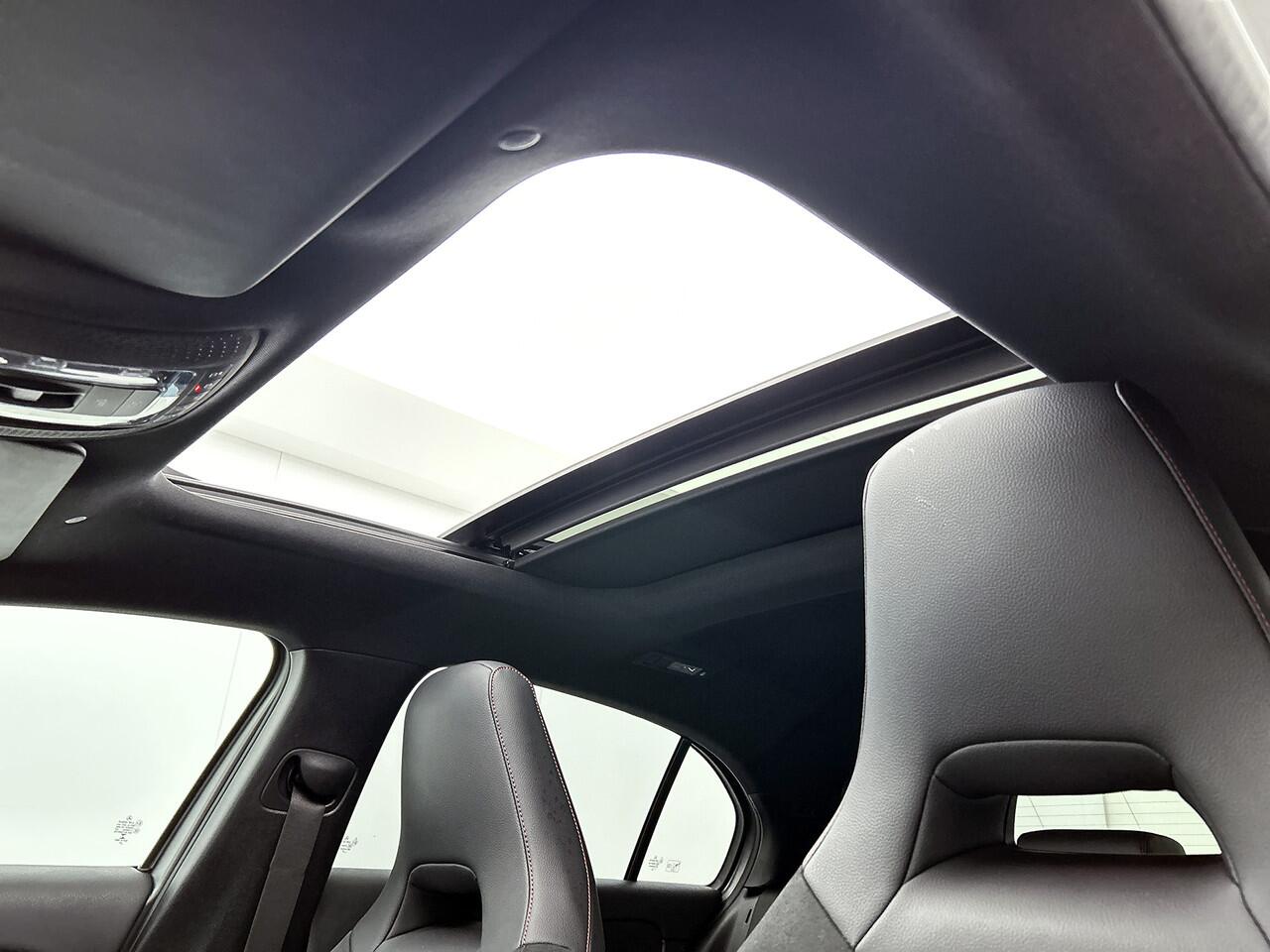 Mercedes-Benz A-KLASSE 160 AMG line | Night Pakket | Panoramaschuifdak | Sfeerverlichting | Stoelverwarming | Parkeer pakket | Inclusief 24 maanden MB Certified garantie voor Europa.