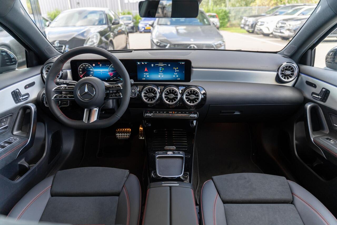 Mercedes-Benz A-KLASSE 180 Business Solution AMG | Panoramaschuifdak | Premium Plus | Nightpakket | 19"Multispaak AMG velgen | Stoelverwarming | 360° camera | Head-up display |