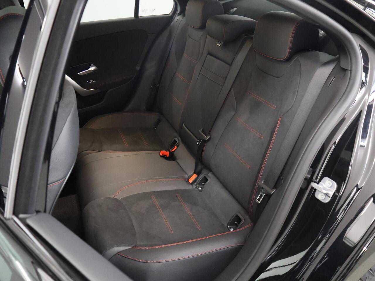 Mercedes-Benz A-KLASSE 250 e Limousine Business Solution AMG | Panoramadak | Multibeam-Led | 19 AMG velgen | Night pakket