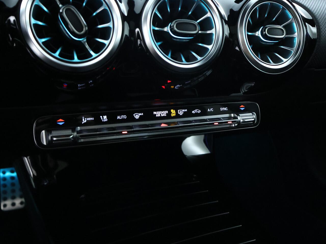 Mercedes-Benz A-KLASSE 180 Business Solution AMG | Panoramadak | Sfeerverlichting | Augmented Reality | Stoelverwarming | Parkeerpakket met Camera | Inclusief 24 maanden Mercedes-Benz Certified garantie voor Europa.