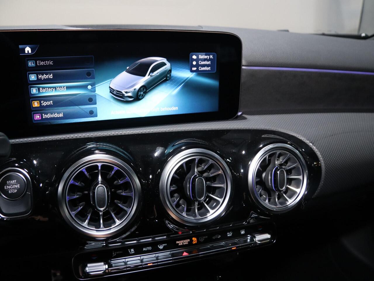 Mercedes-Benz A-KLASSE 250e Business Solution AMG | Panoramaschuifdak | Stoelverwarming | Achteruitrijcamera | MULTIBEAM LED | 19"inch AMG velgen |