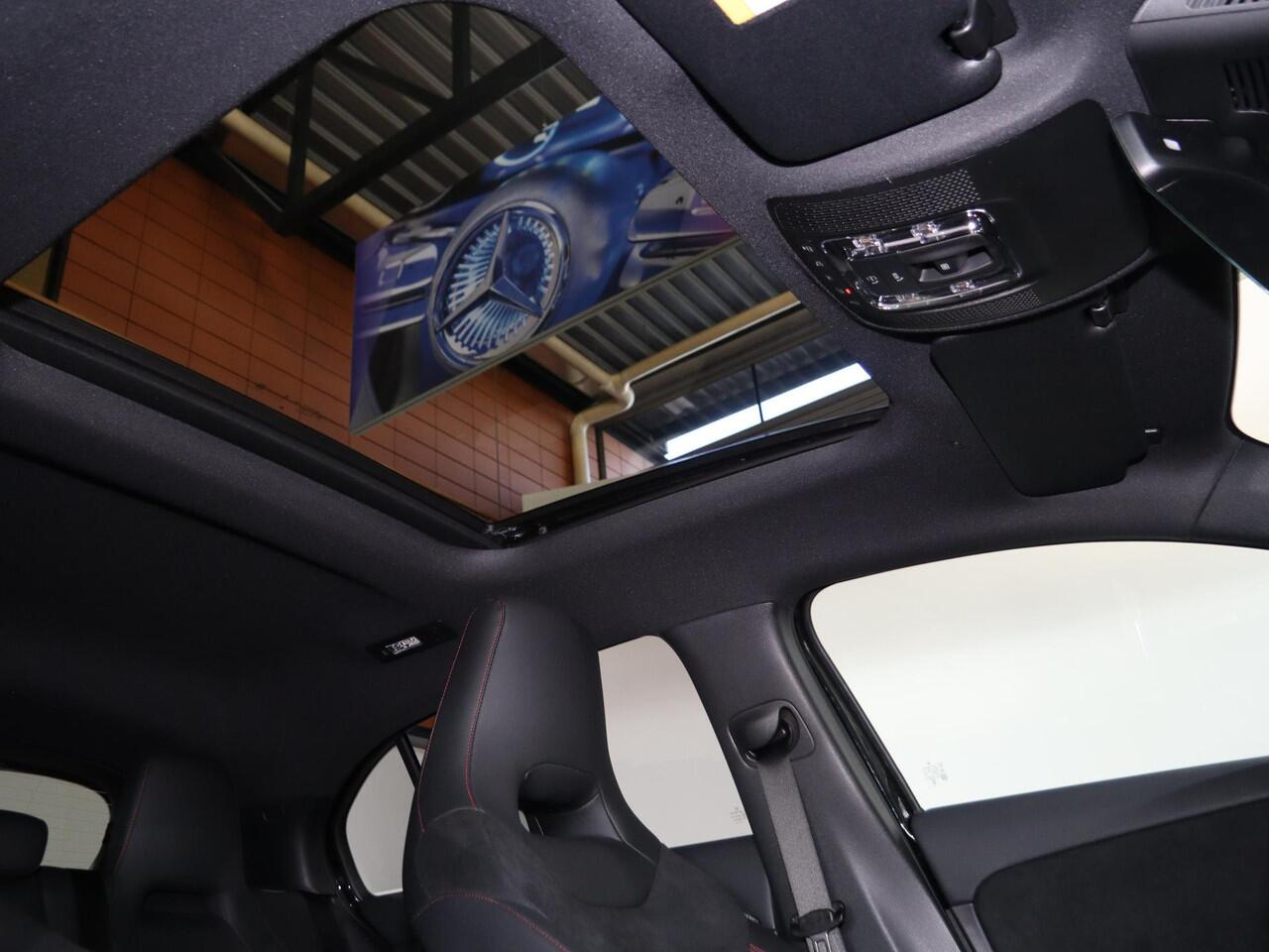 Mercedes-Benz A-KLASSE 250e Business Solution AMG | Panoramaschuifdak | Premium Plus | 19"AMG-velgen | Head-up display | Dodehoekassistent |