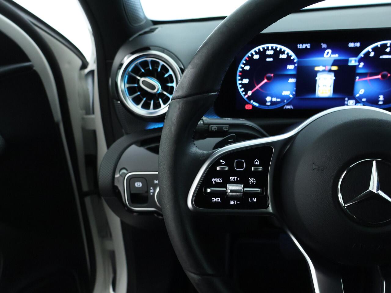 Mercedes-Benz A-KLASSE 180 Business Solution Luxury | Sfeerverlichting | Achteruitrijcamera | Led koplampen | Stoelverwarming | MBUX Augmented reality voor navigatie. Inclusief 24 maanden MB Certified garantie voor Europa.