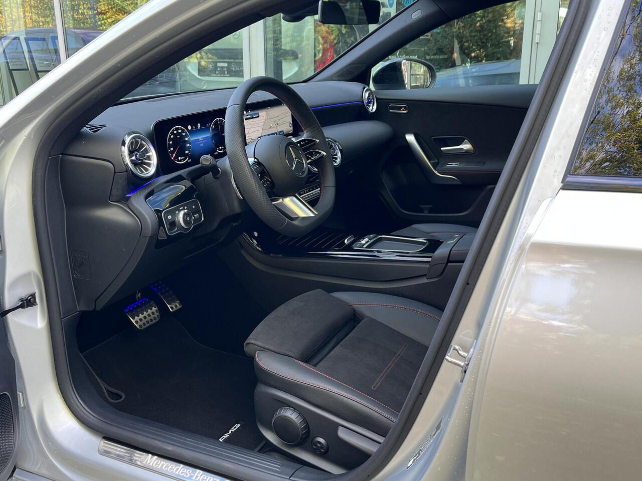 Mercedes-Benz A-KLASSE Limousine 250 e AMG Line | Night Pakket | Panoramadak | Premium Pakket | Multibeam LED Koplampen | Dodehoekassistent | Advanced Sound System | Apple CarPlay | Android Auto | Sfeerverlichting | Stoelverwarming | Achteruitrijcamera