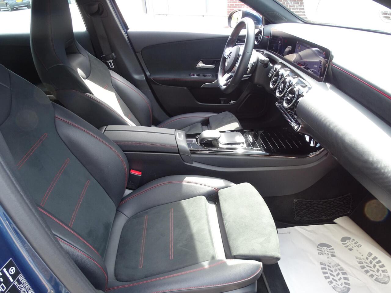 Mercedes-Benz A-KLASSE 200 Premium Plus AMG-LINE ACHTERUITRIJCAMERA | ADAPTIEVE CRUISECONTROL | NAVIGATIE | PARKEERSENSOREN ACHTER | KEYLESS START/ENTRY | LED KOPLAMPEN DAGRIJVERLICHTING | DAB RADIO | LEDER/ALCANTARA