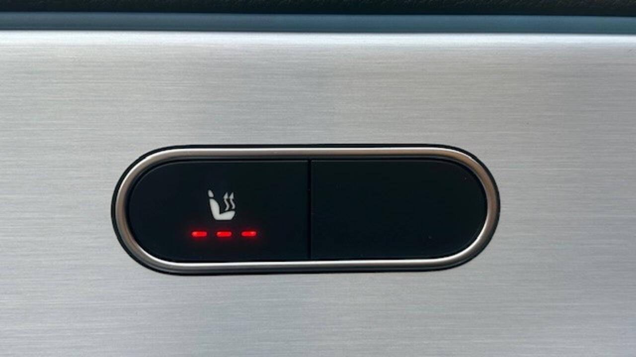 Mercedes-Benz A-KLASSE 200 AMG-LINE NAVIGATIE WIDESCREEN, APPLE CARPLAY, DAB RADIO, LEER, STOELVERWARMING, AMBIËNTEVERLICHTING, ELEC. PANORAMADAK, DISTRONIC, DODEHOEK+SPOORASSIST, PARKEERHULP V/A, ACHTERUITRIJCAMERA, LED LICHT, 19"AMG-VELGEN, ENZ. ENZ. FULL OPTIONS!!