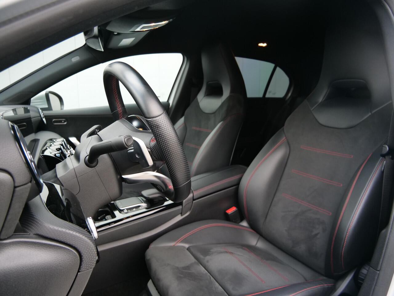 Mercedes-Benz A-KLASSE 200 164pk Business Solution AMG AUTOMAAT AMG-styling / LED-koplampen / Camera