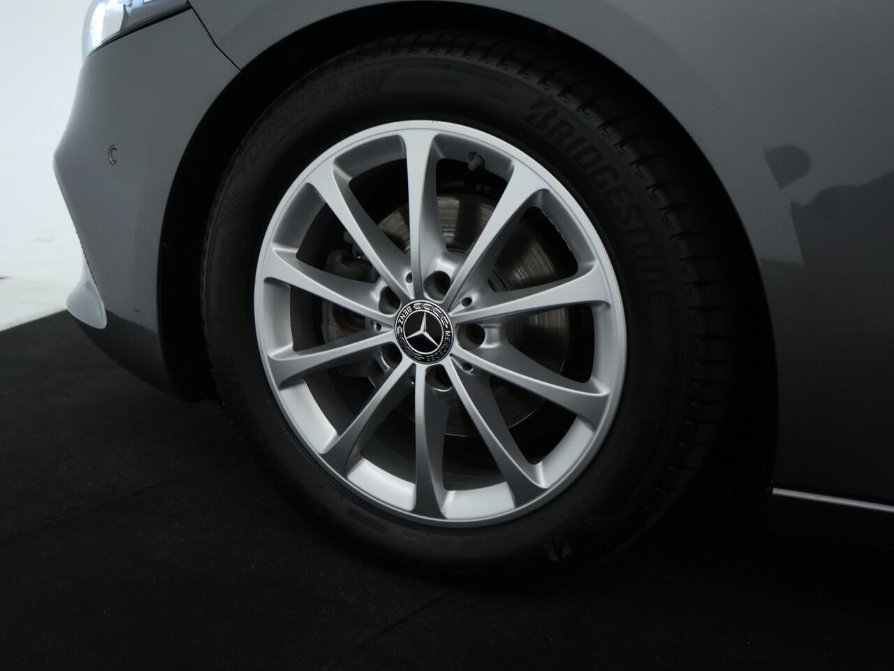 Mercedes-Benz A-KLASSE 160 Business Solution Luxury | Achteruitrijcamera | Sfeerverlichting | Stoelverwarming | Leder | Apple Carplay | Inclusief 24 maanden MB Certified garantie voor Europa.