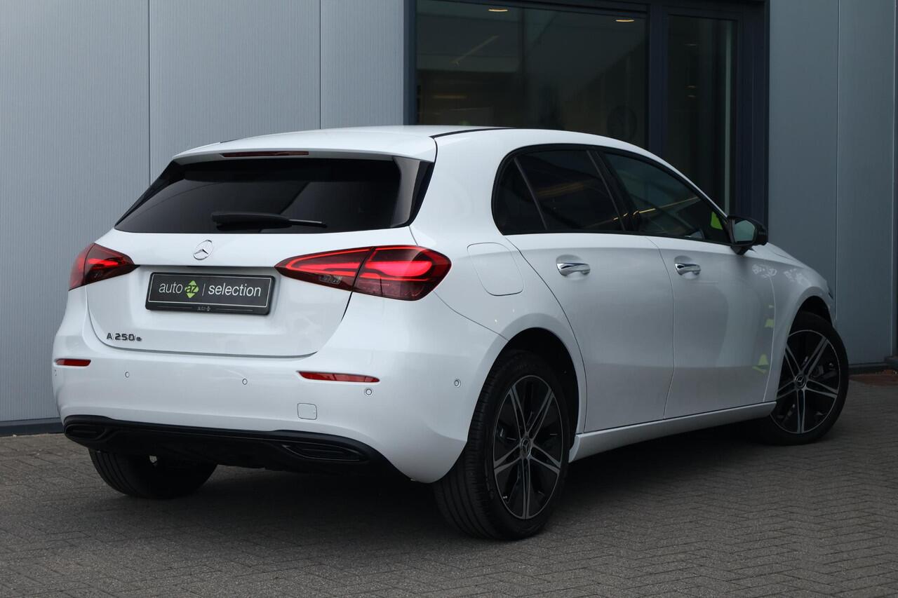 Mercedes-Benz A-KLASSE 250 e Luxury Line / 360 view / Adaptive Cruise / Ambientlight / Stoelverw