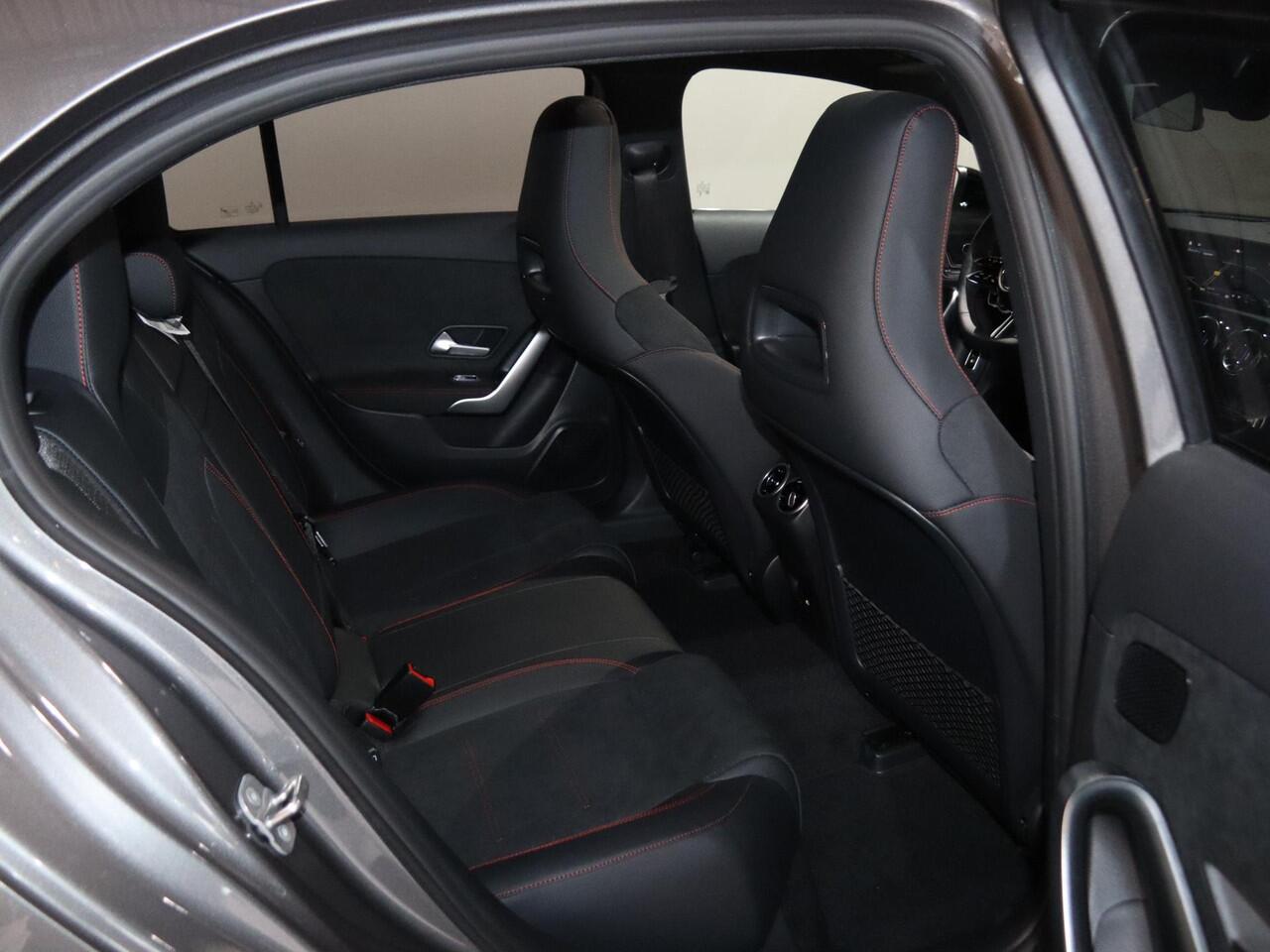 Mercedes-Benz A-KLASSE 250e Business Solution AMG | Panoramaschuifdak | Premium Plus | Head-up display | Dodehoekassistent |