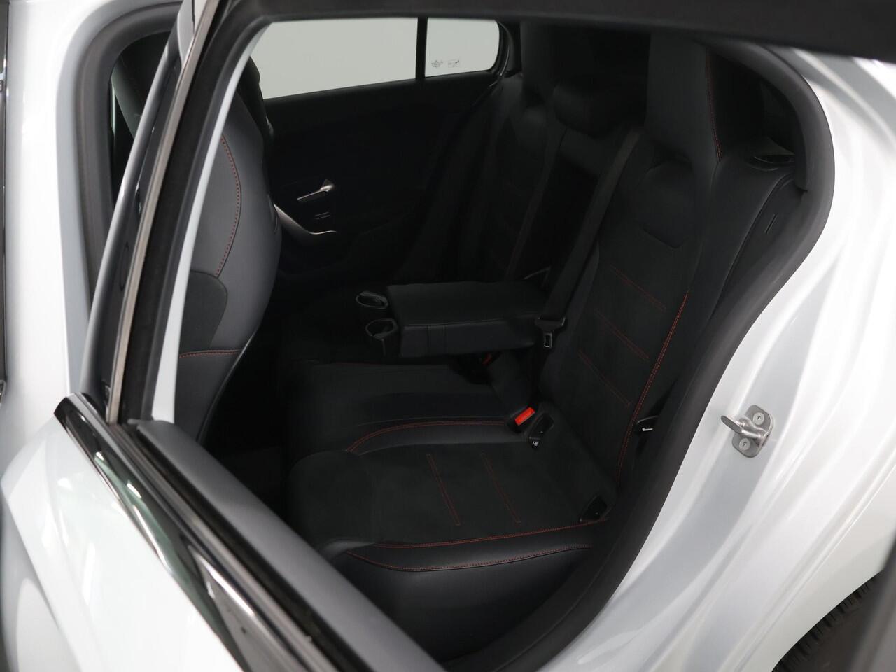 Mercedes-Benz A-KLASSE 180 AMG Line | Night pakket | Panoramadak | Sfeerverlichting |