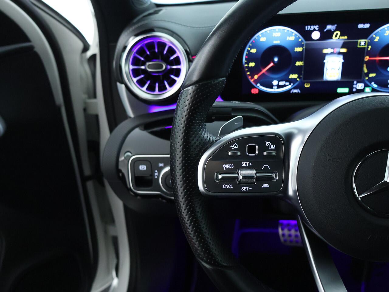 Mercedes-Benz A-KLASSE 250 e Sedan AMG Plug-In Hybride AMG Line | NIght Pakket | Trekhaak | Sfeerverlichting. Inclusief 24 maanden MB Certified garantie voor Europa.