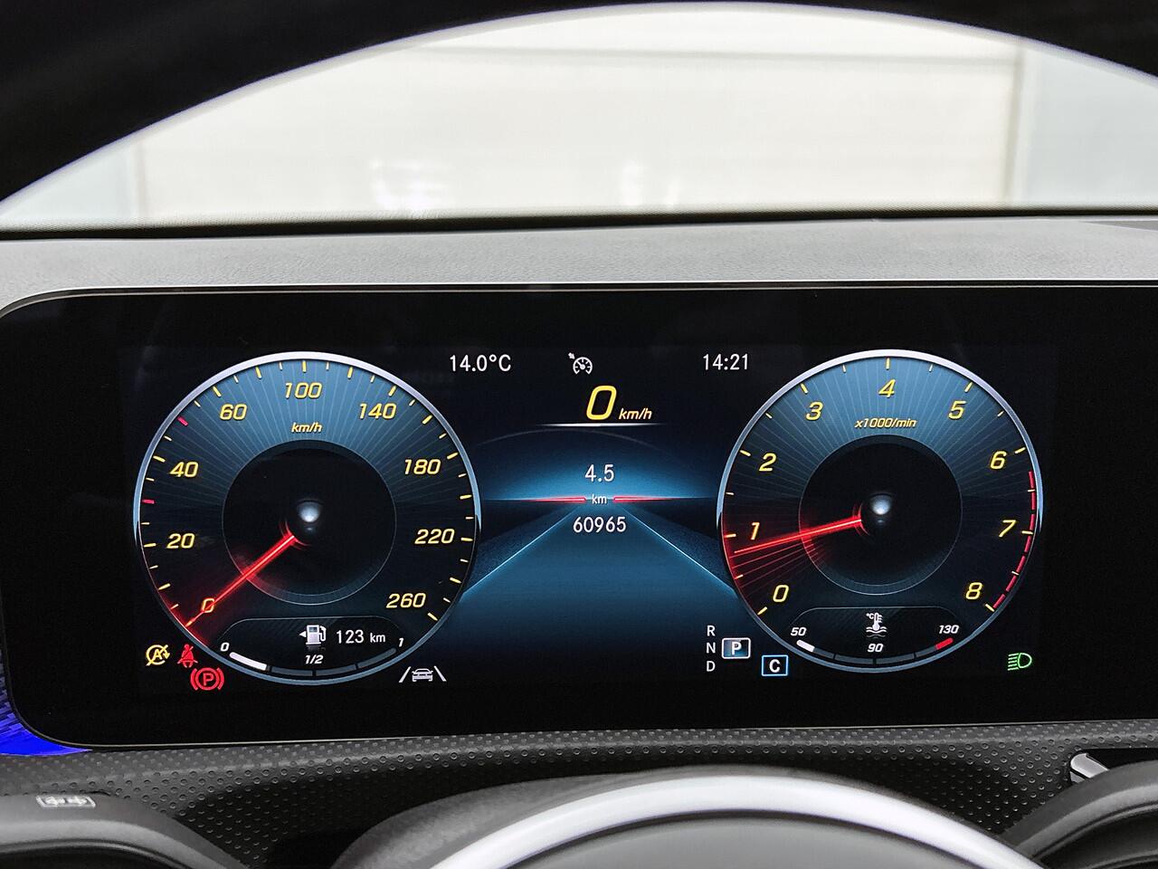 Mercedes-Benz A-KLASSE 180 Business Solution Luxury Ledkoplampen | Achteruitrijcamera | Sfeerverlichting | Spiegelpakket. Inclusief 24 maanden Mercedes-Benz Certified garantie voor Europa.