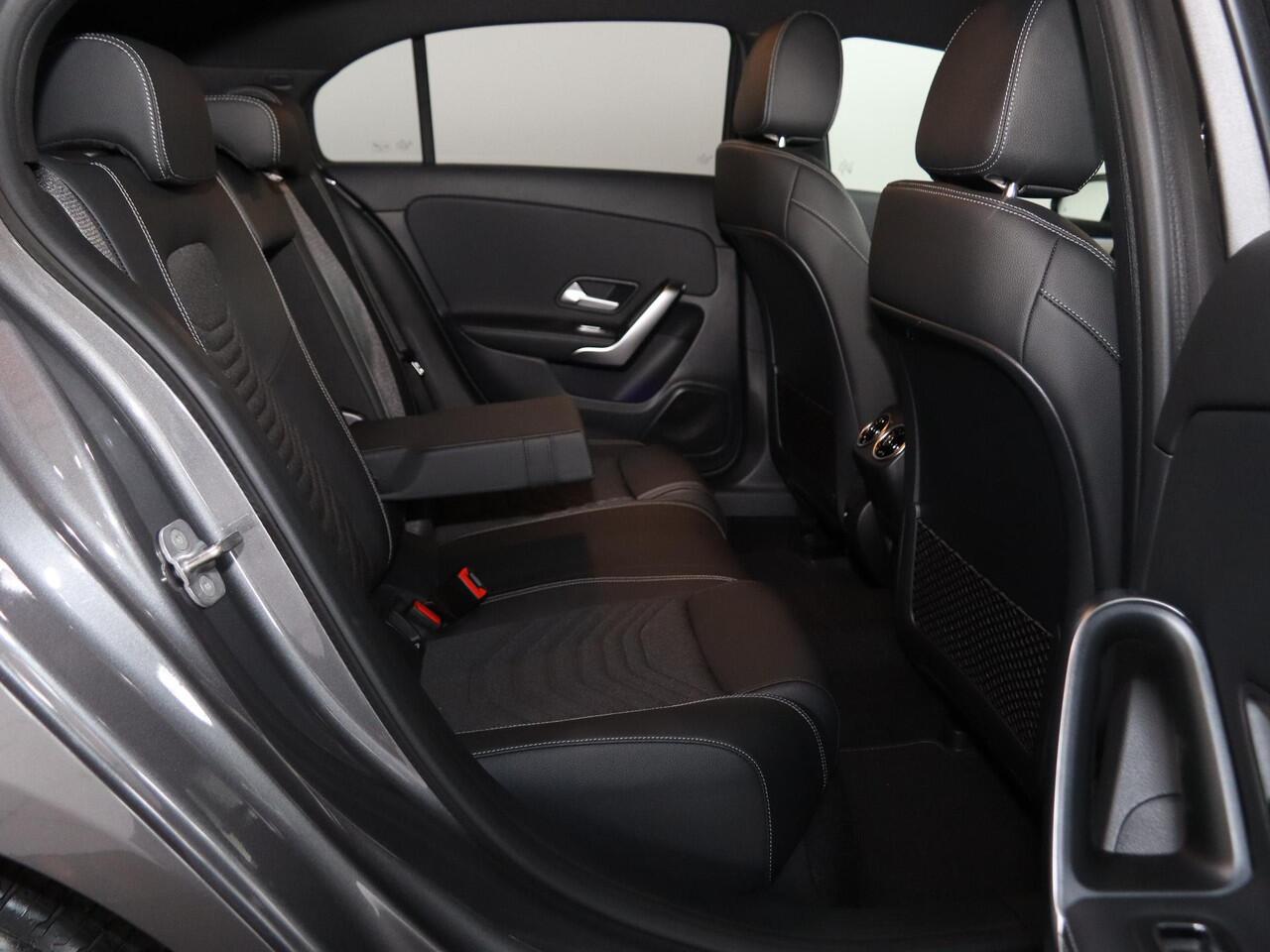 Mercedes-Benz A-KLASSE 180 Star Edition Luxury Line | Night | Achteruitrijcamera | LED-koplampen | Dodehoekassistent