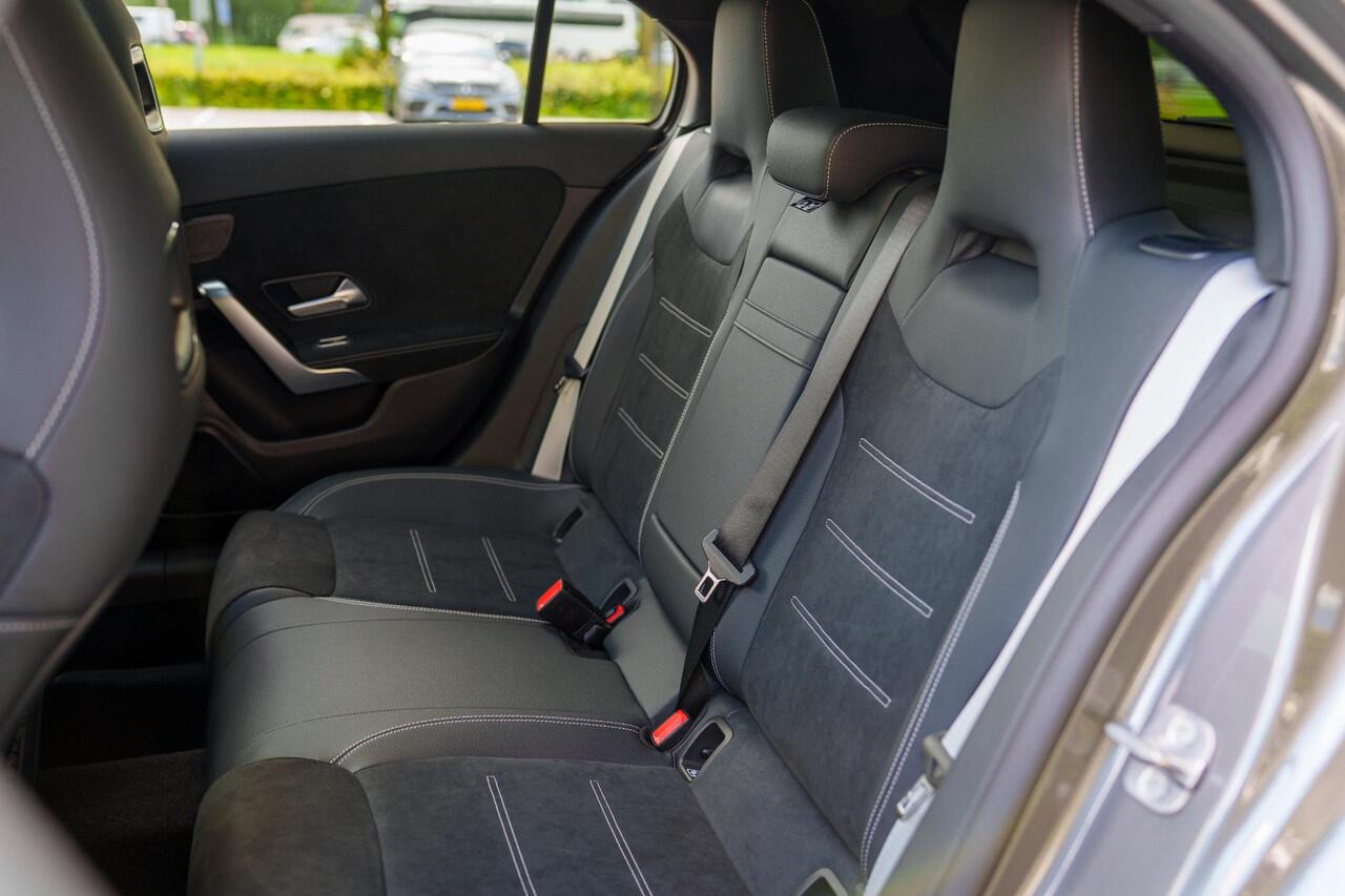 Mercedes-Benz A-KLASSE 180 Business Solution AMG | Panoramaschuifdak | AMG Line Plus | Night | Head-up display | Dodehoekassisten