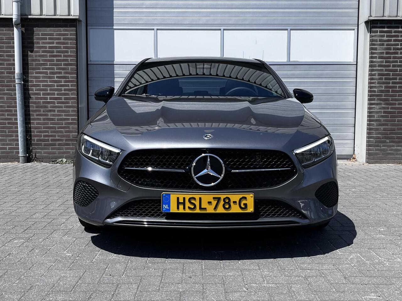 Mercedes-Benz A-KLASSE 180 Star Edition Luxury | Panoramadak | Night Pakket | Dodehoekassistent | Sfeerverlichting | Stoelverwarming | Parkeersensoren | Achteruitrijcamera | Elektrisch Inklapbare Buitenspiegels