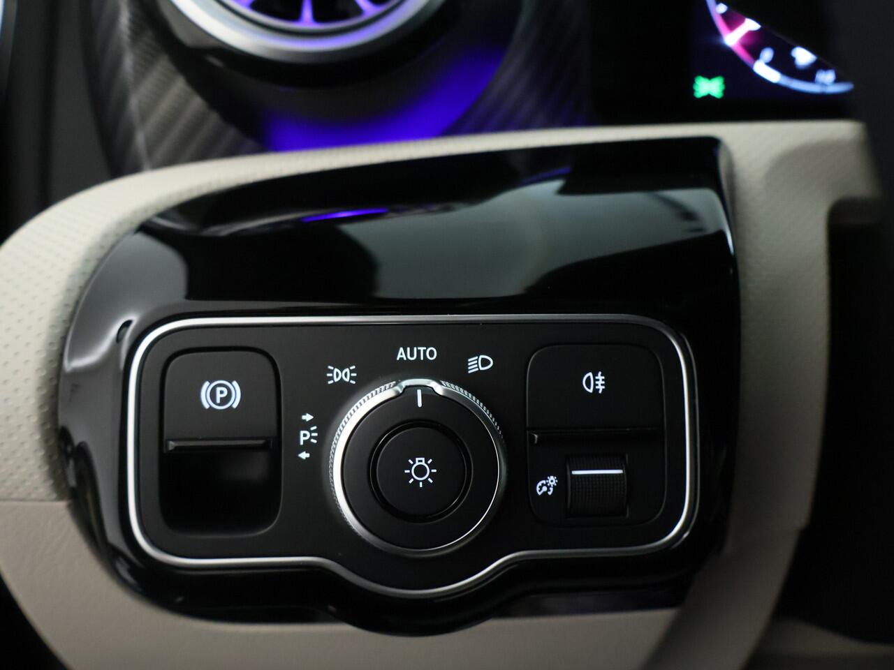 Mercedes-Benz A-KLASSE 250 e Plug-In Hybride | Progressive Line Advanced Plus | Night Pakket | Trekhaak | Dodehoek Assist | 360°-Camera | Panorama Schuif-Kanteldak | Inclusief 24 maanden MB Certified garantie voor Europa.