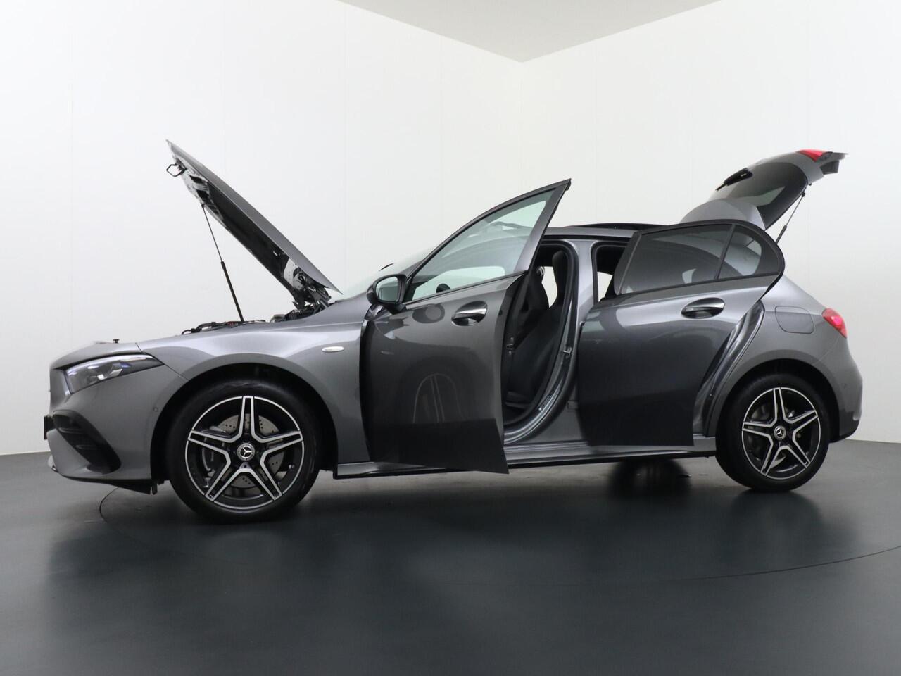 Mercedes-Benz A-KLASSE 250 e Business Solution AMG | Panorama - Schuifdak | Multibeam Led | Apple Carplay & Android Auto | Sfeerverlichting | Stoelverwarming Voorin | Achteruitrijcamera | Nightpakket