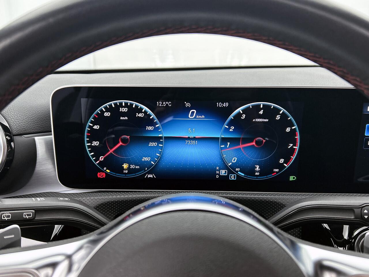 Mercedes-Benz A-KLASSE 180 AMG Nightpakket | Panoramadak | Sfeerverlichting | CarPlay | Augmented Reality | Parkeerpakket met Camera |. Inclusief 24 maanden Mercedes-Benz Certified garantie voor Europa.