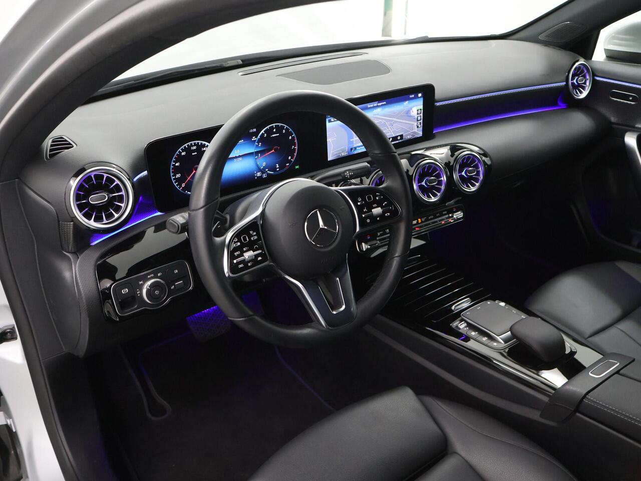 Mercedes-Benz A-KLASSE 180 Luxury Line | Distronic | Getin glas | Stoelverwarming | Achteruitrijcamera | Apple Carplay |