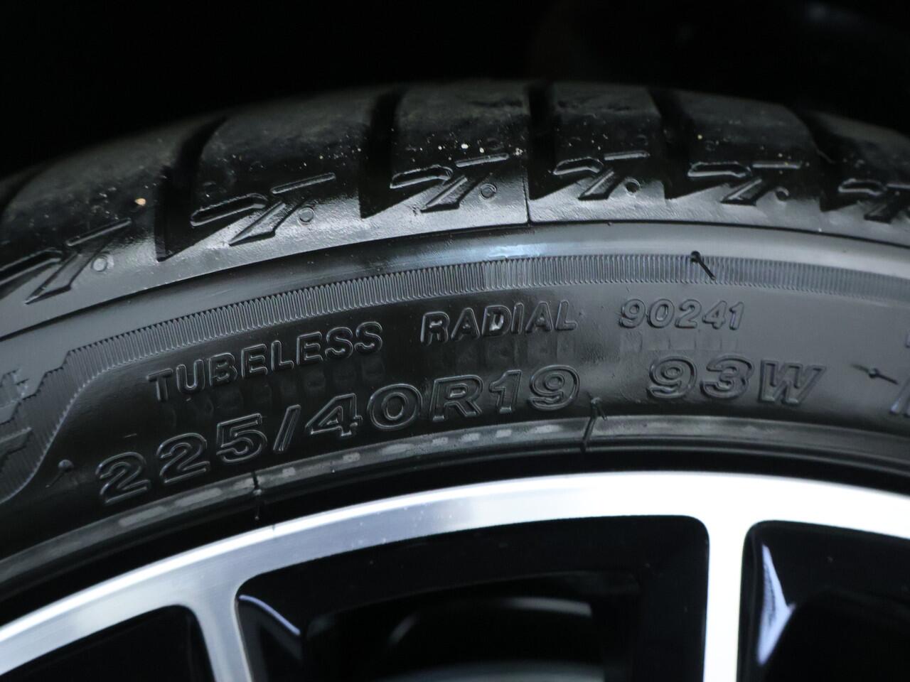 Mercedes-Benz A-KLASSE 180 Business Solution AMG | Nightpakket | Parkeerpakket met 360°-camera | Premium Plus pakket | Dodehoekassistent | Head-up display | Extra USB-poorten | Verwarmde stoelen vooraan | Spiegelpakket |