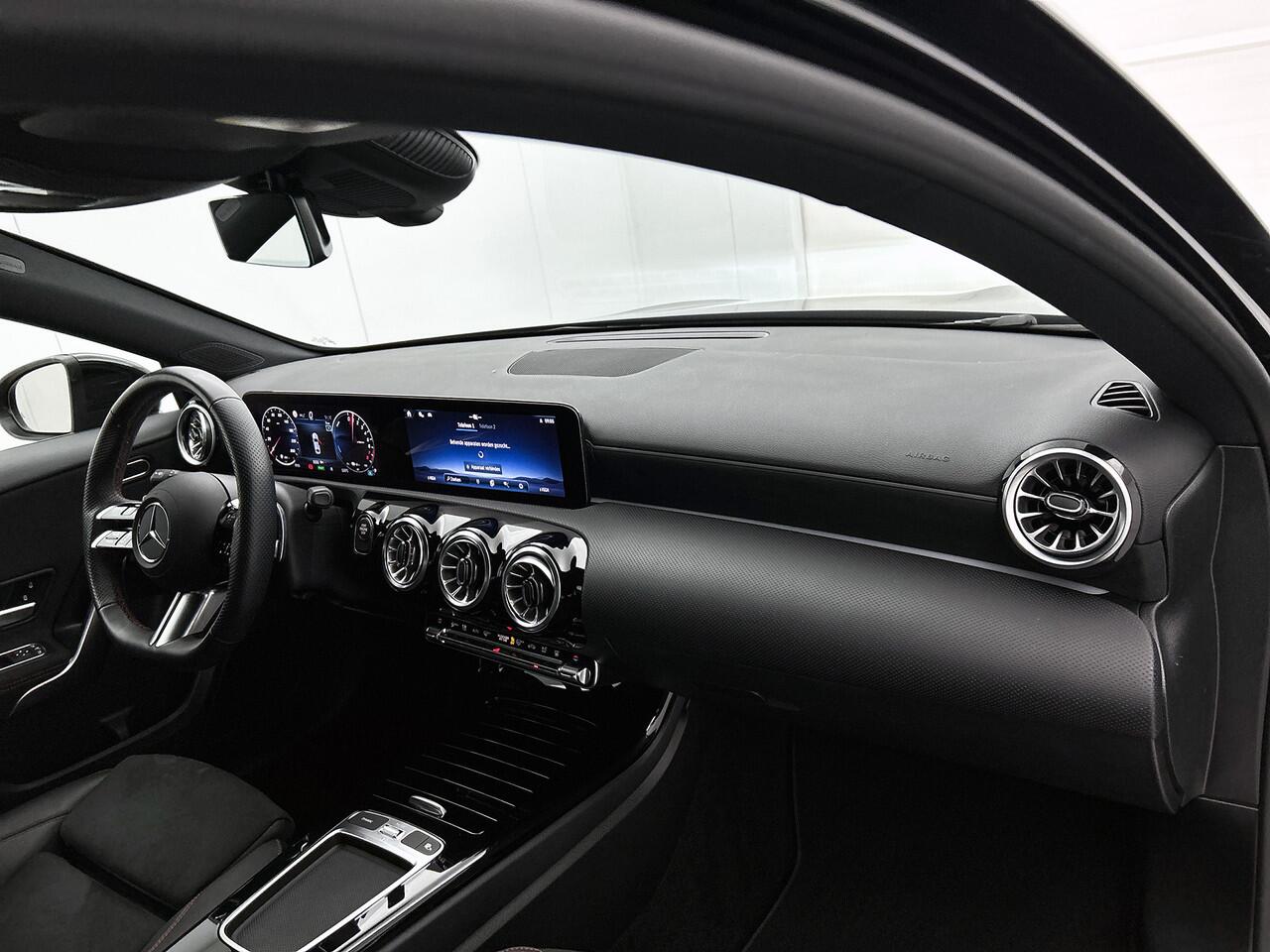 Mercedes-Benz A-KLASSE 250 e AMG Plug-In Hybride Trekhaak | AMG Line | Night Pakket | Alarm Klasse 3 | Dodehoekassistent | Distronic | Apple CarPlay | Sfeerverlichting. Inclusief 24 maanden Mercedes-Benz Certified garantie voor Europa.