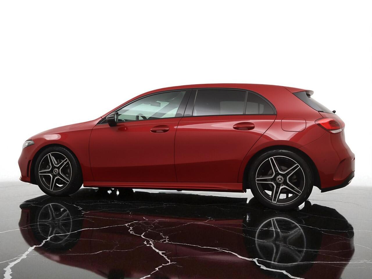 Mercedes-Benz A-KLASSE 160 Business Solution AMG - Navigatie - Camera - 18 inch LM velgen - Sportstoelen - Stoelverwarming - 12 maanden garantie