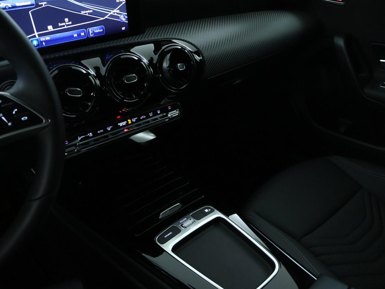 Mercedes-Benz A-KLASSE 250 e Star Edition | Trekhaak | Dodehoekassistent | Parkeerpakket met Camera | Stoelverwarming | High-performance led-koplampen | Extra USB-poorten | Spiegelpakket | Zitcomfortpakket |