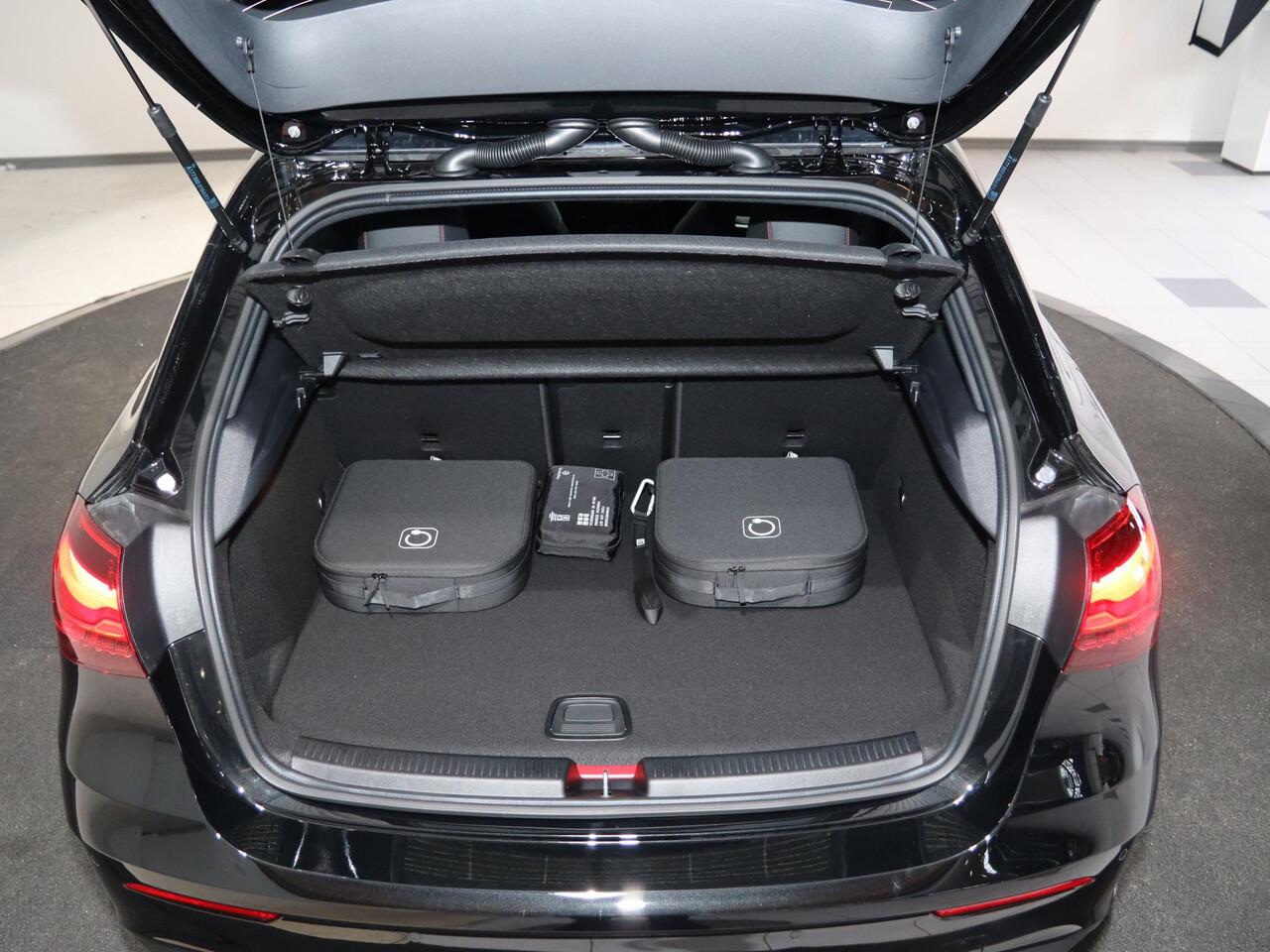 Mercedes-Benz A-KLASSE 250e Business Solution AMG | Panoramaschuifdak | Premium Plus | Head-up display | Dodehoekassistent |