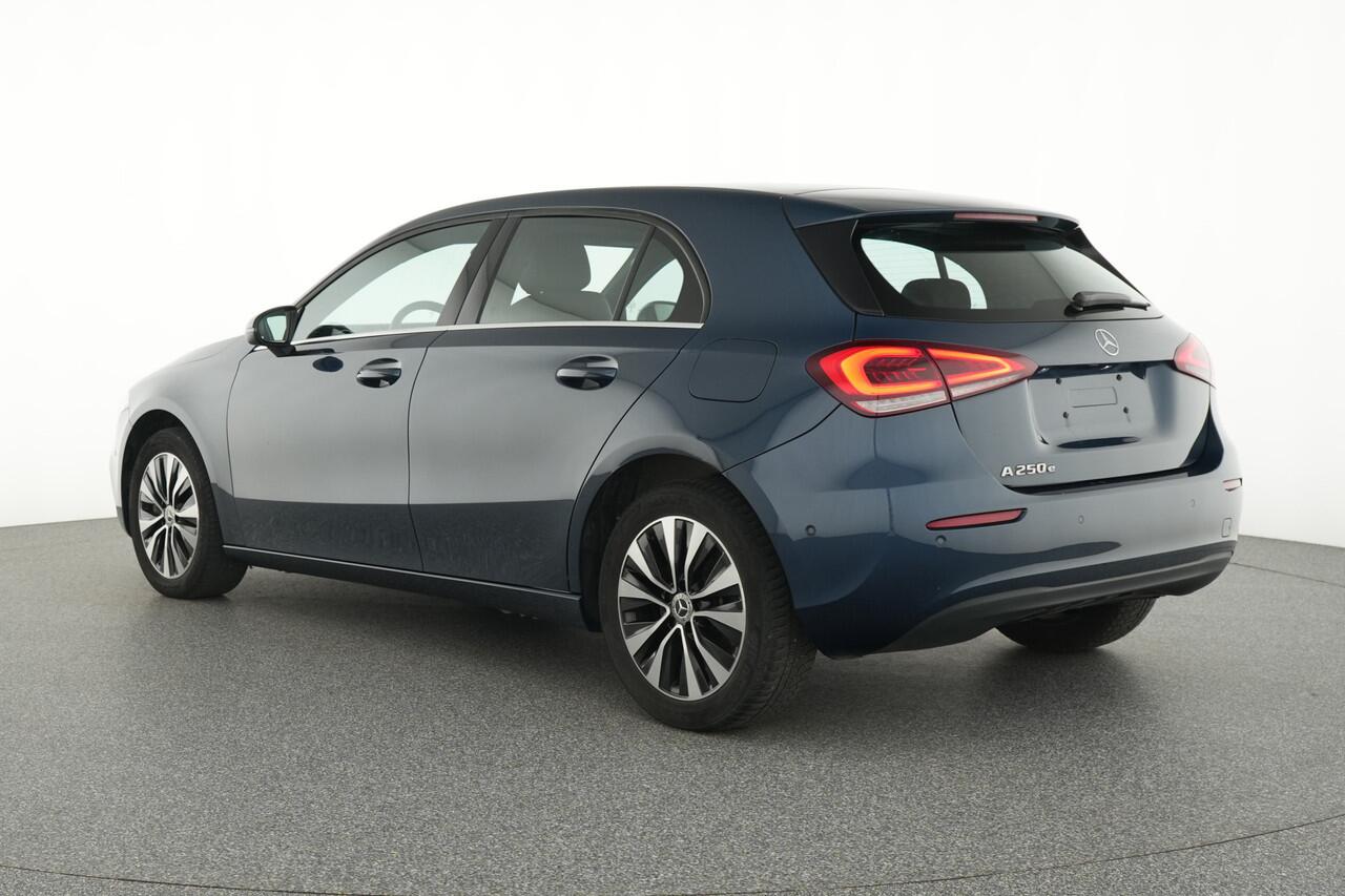 Mercedes-Benz A-KLASSE 250 e Plug-In Hybride Ledkoplampen | Stoelverwarming | Cruise control | Achteruitrijcamera. Inclusief 24 maanden MB Certified garantie voor Europa.
